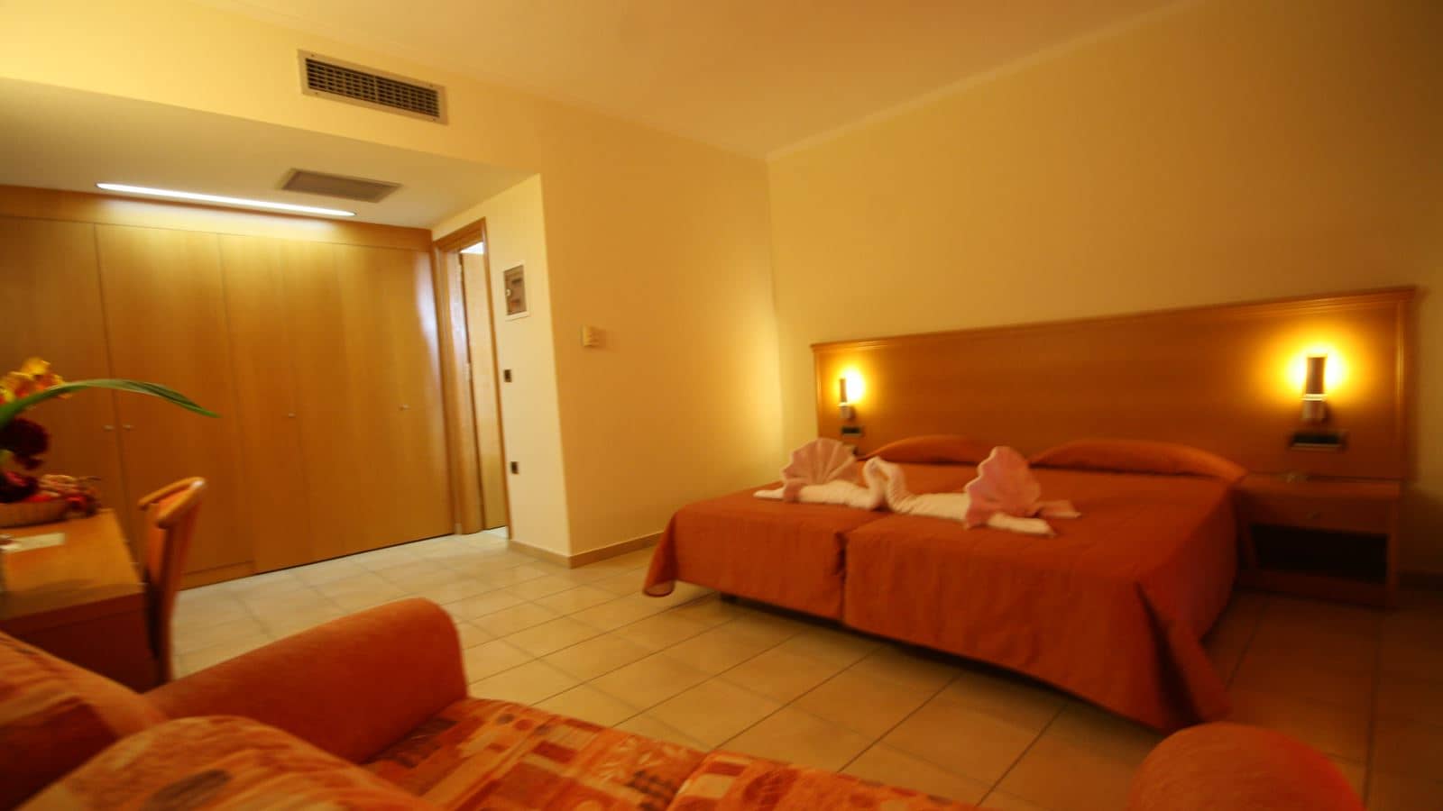 rooms-double-poll-sidepool-or-garden-view