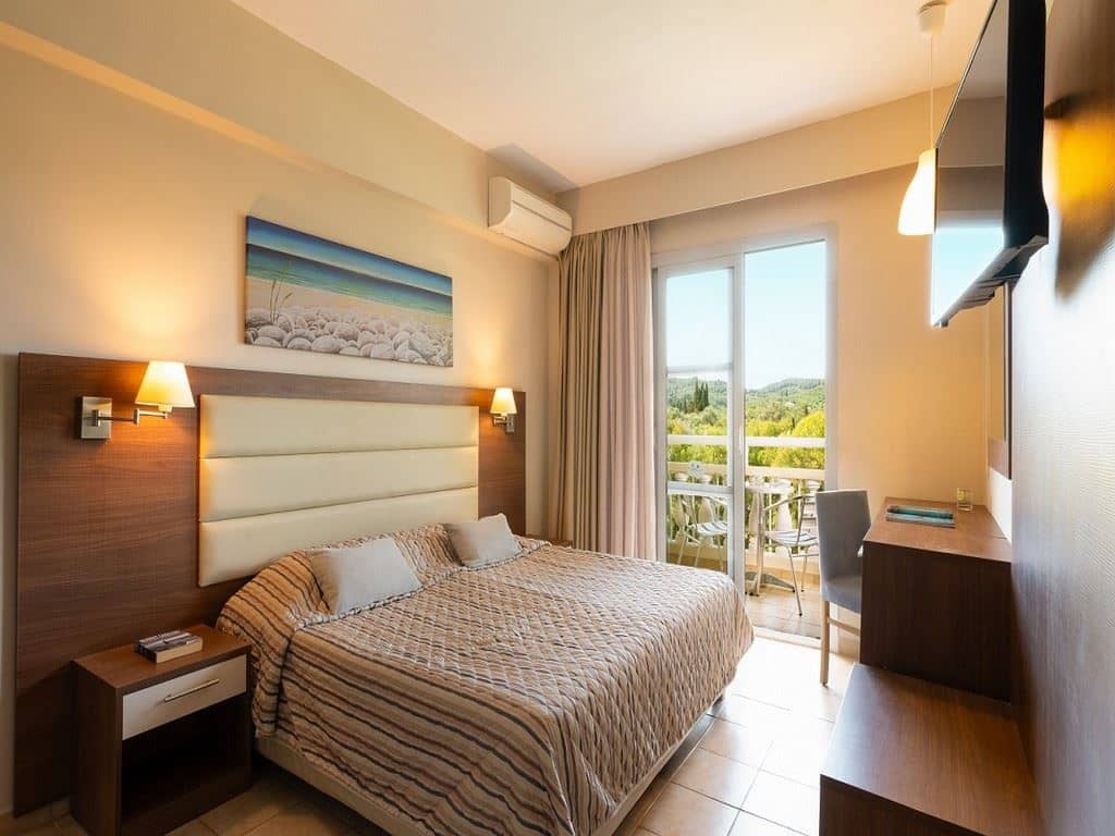 rooms-room-twin-river--view-balcony-or-terrace