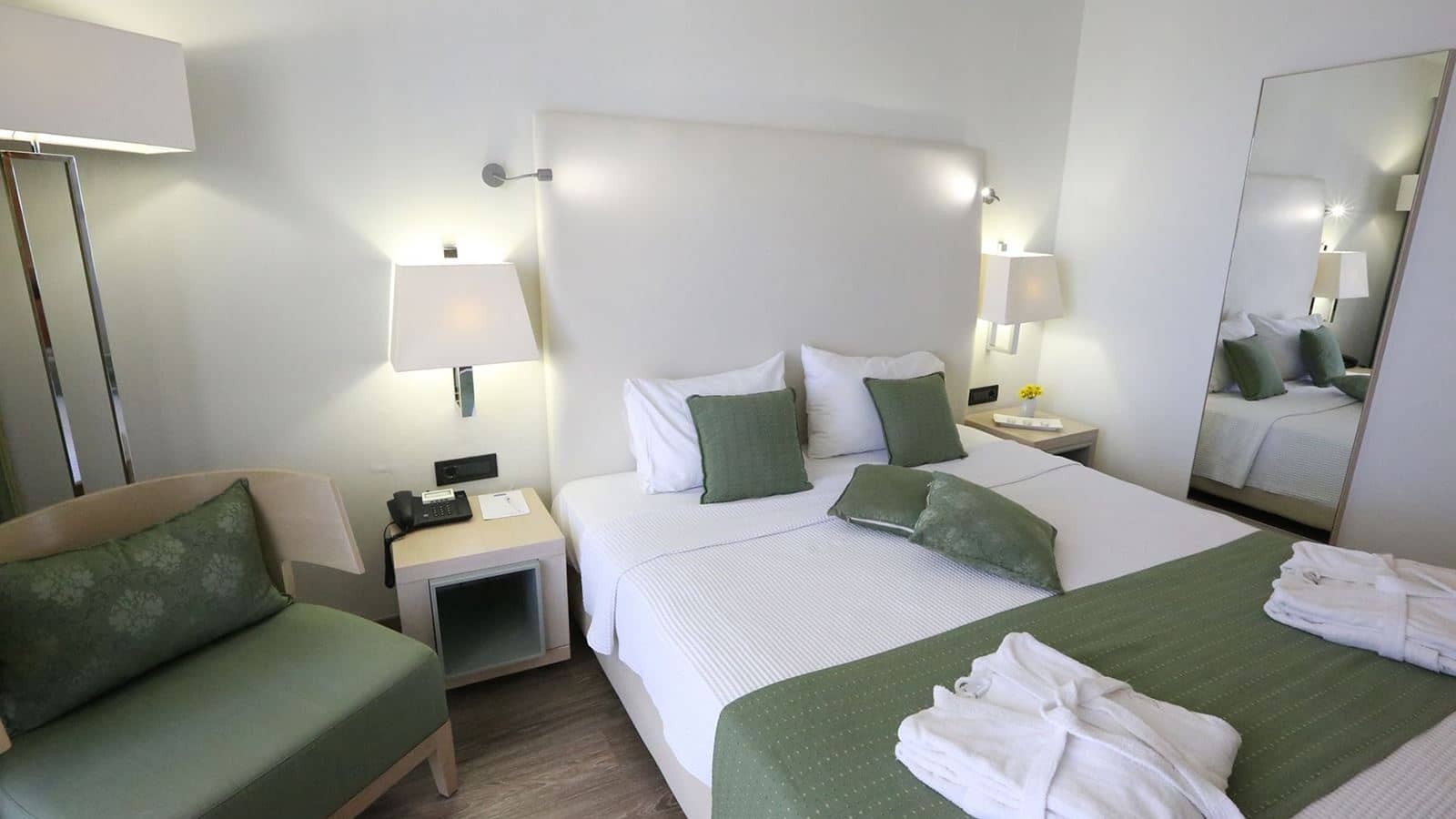 rooms-room-deluxe-pool-view