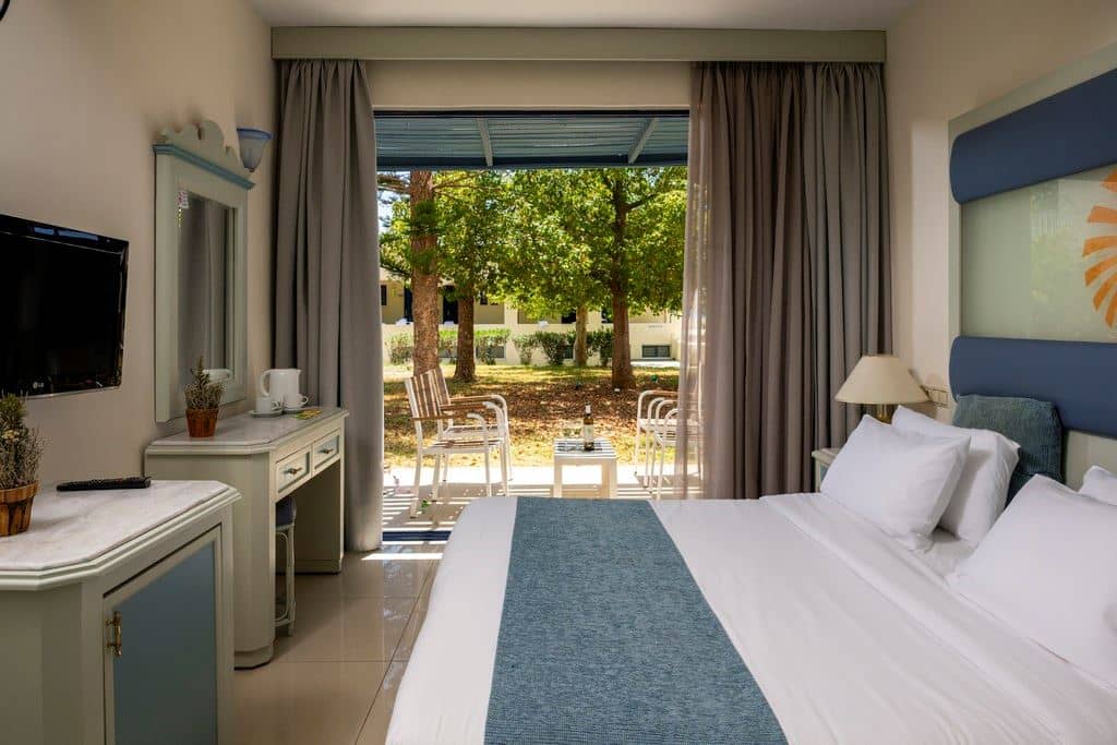 rooms-family-room-with-garden-view