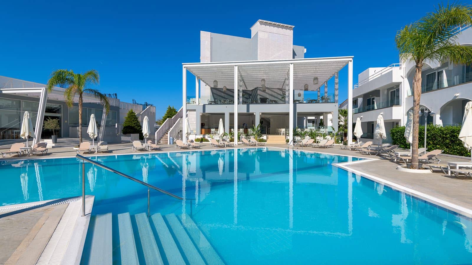 bars-outdoor-pool