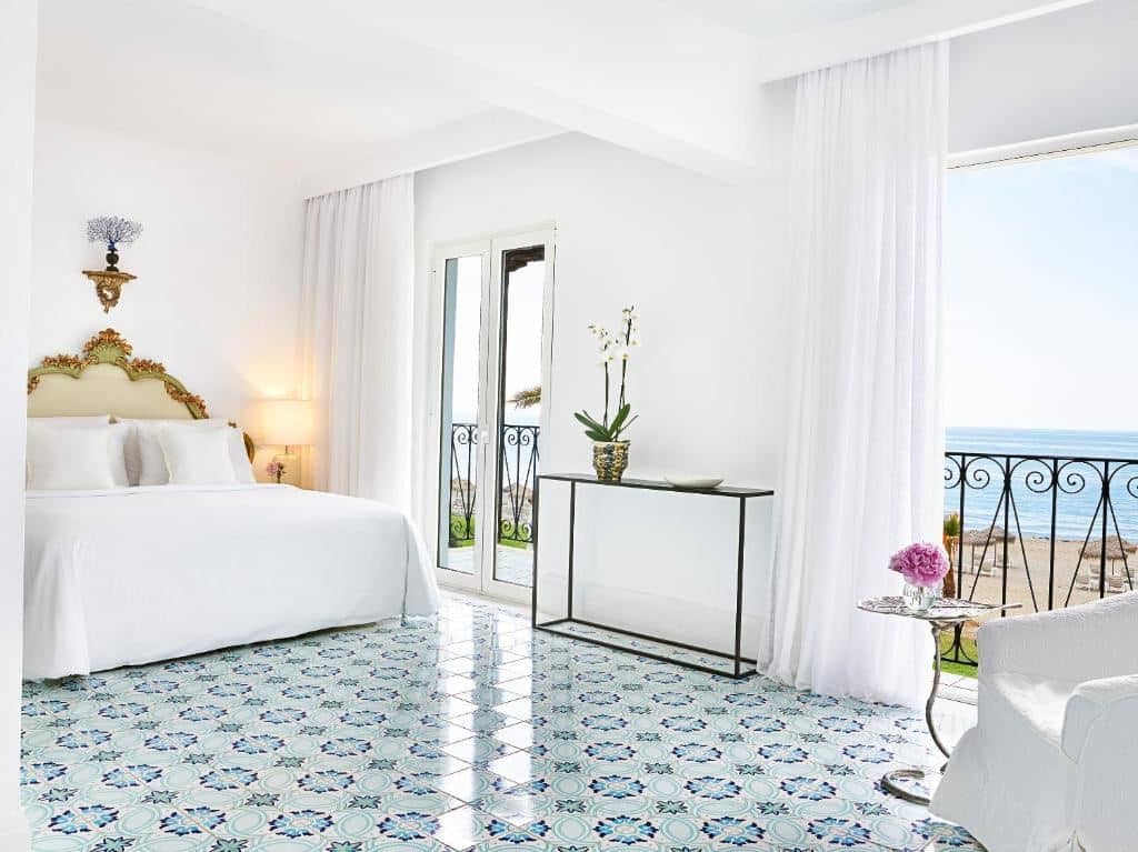 rooms-3-bedroom-beach-villa-seafront