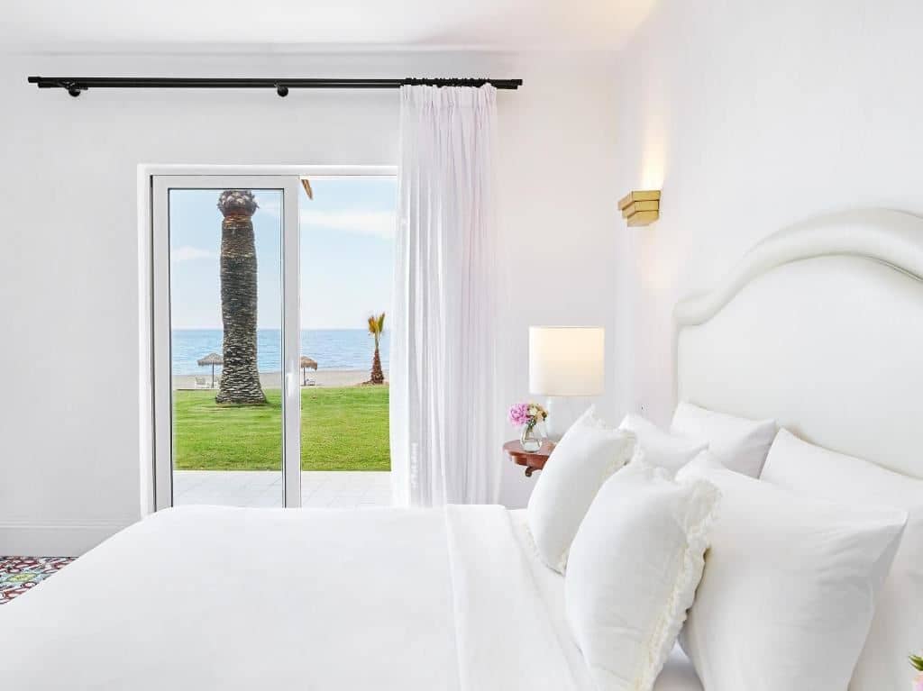 rooms-3-bedroom-beach-villa-seafront