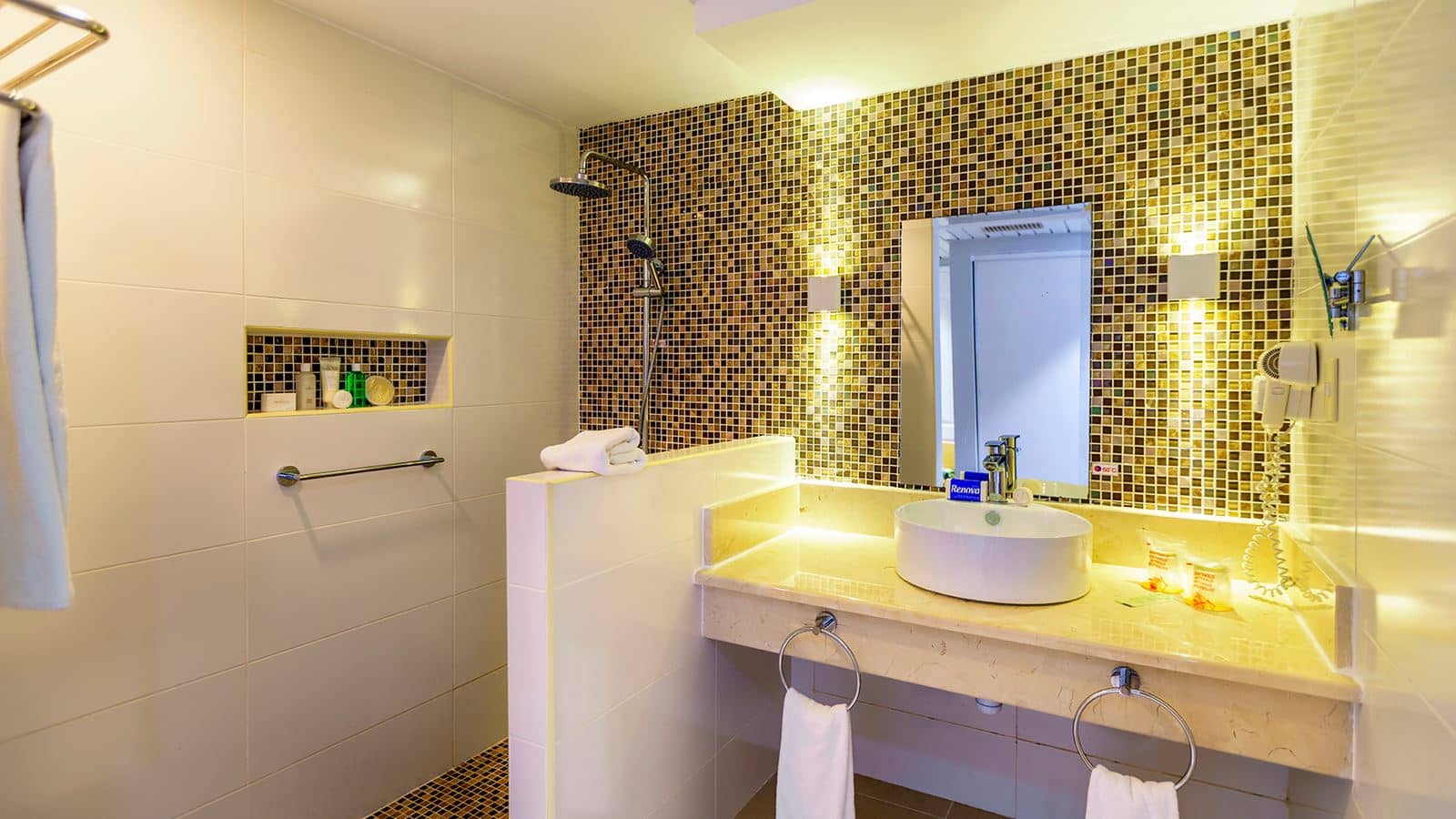 rooms-superior-room