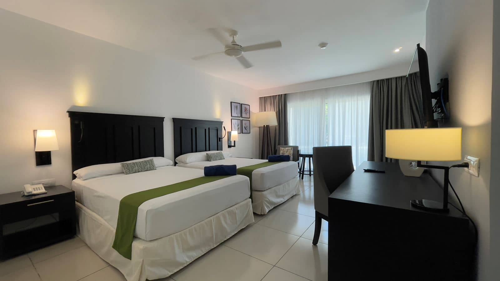 rooms-standard-room-pool-view