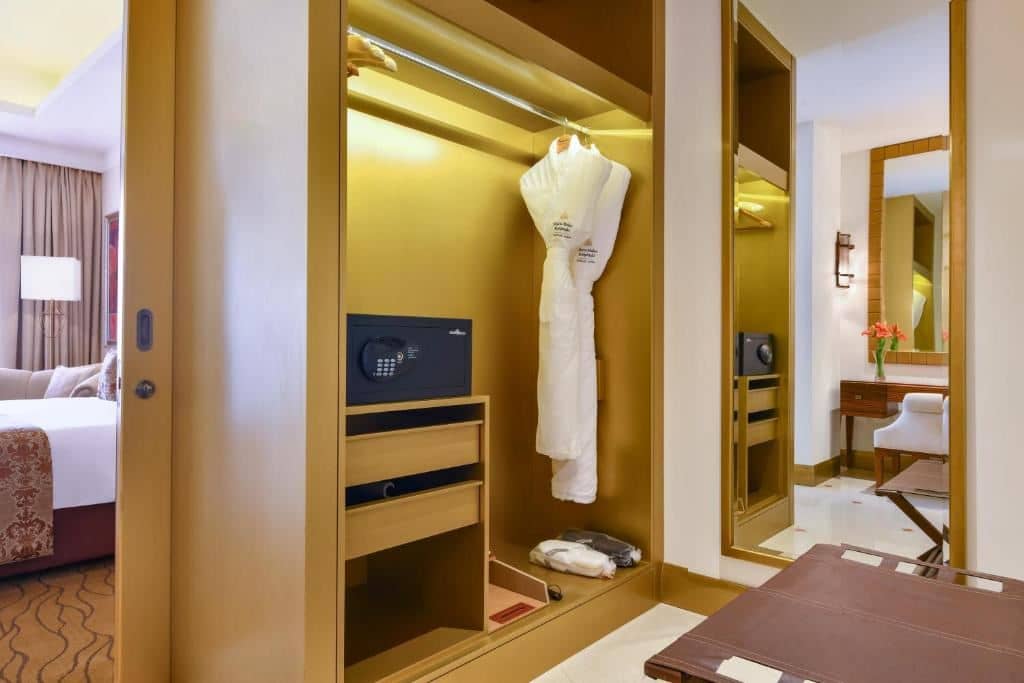rooms-deluxe-suite