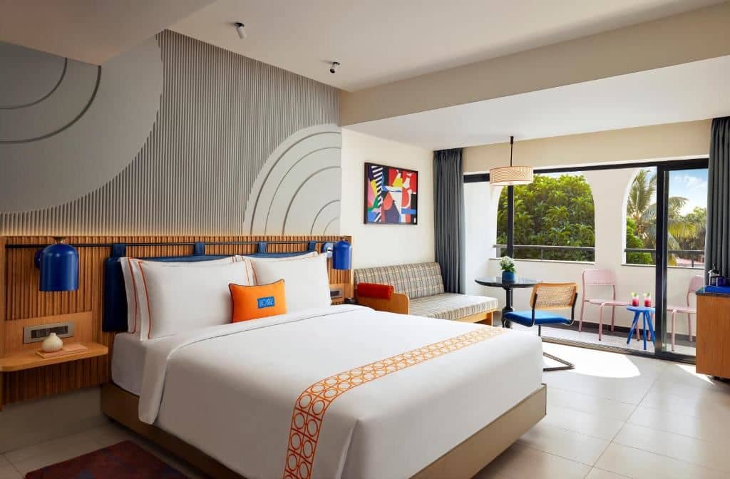 rooms-king-bed-deluxe-with-balcony