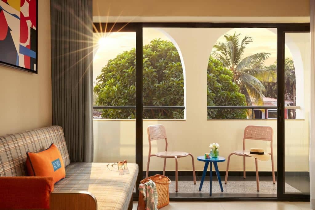 rooms-king-bed-deluxe-with-balcony