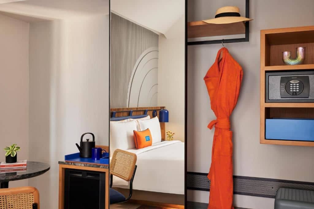 rooms-king-bed-deluxe-pool-view-with-balcony