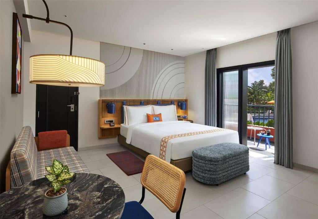 rooms-king-bed-deluxe-pool-view-with-balcony
