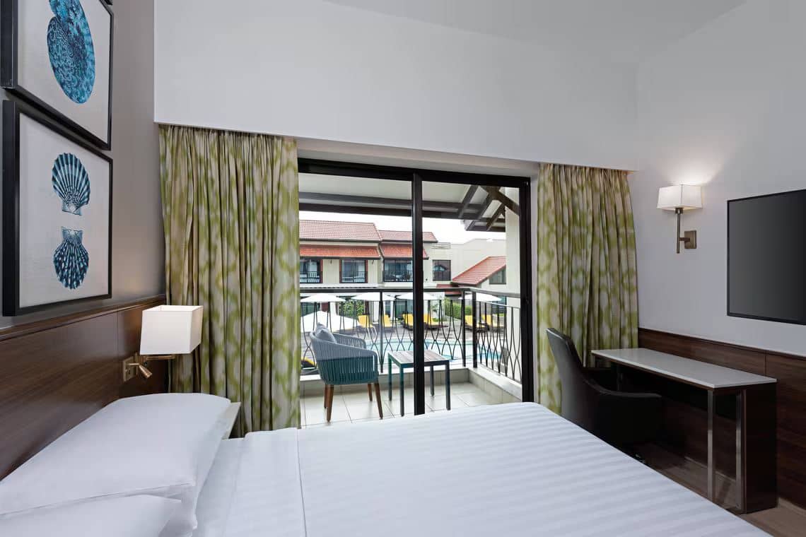 rooms-deluxe-pool-view