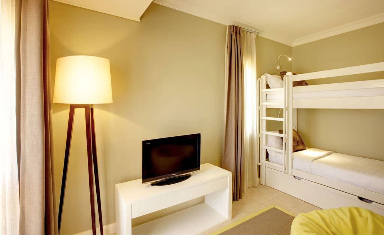 rooms-beachfront-family-room