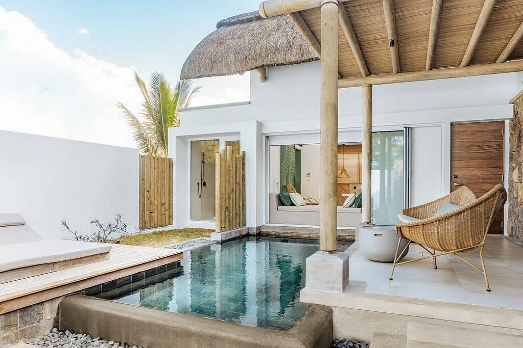 rooms-room-couple-swim-up