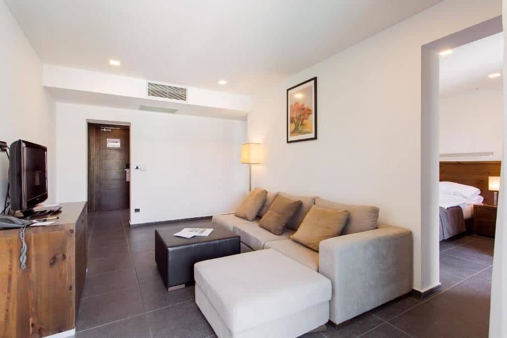 rooms-superior-room