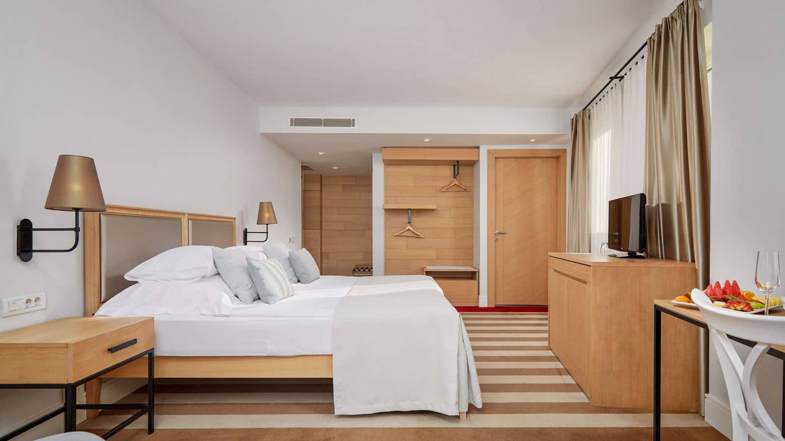 rooms-single-room-side-sea-view
