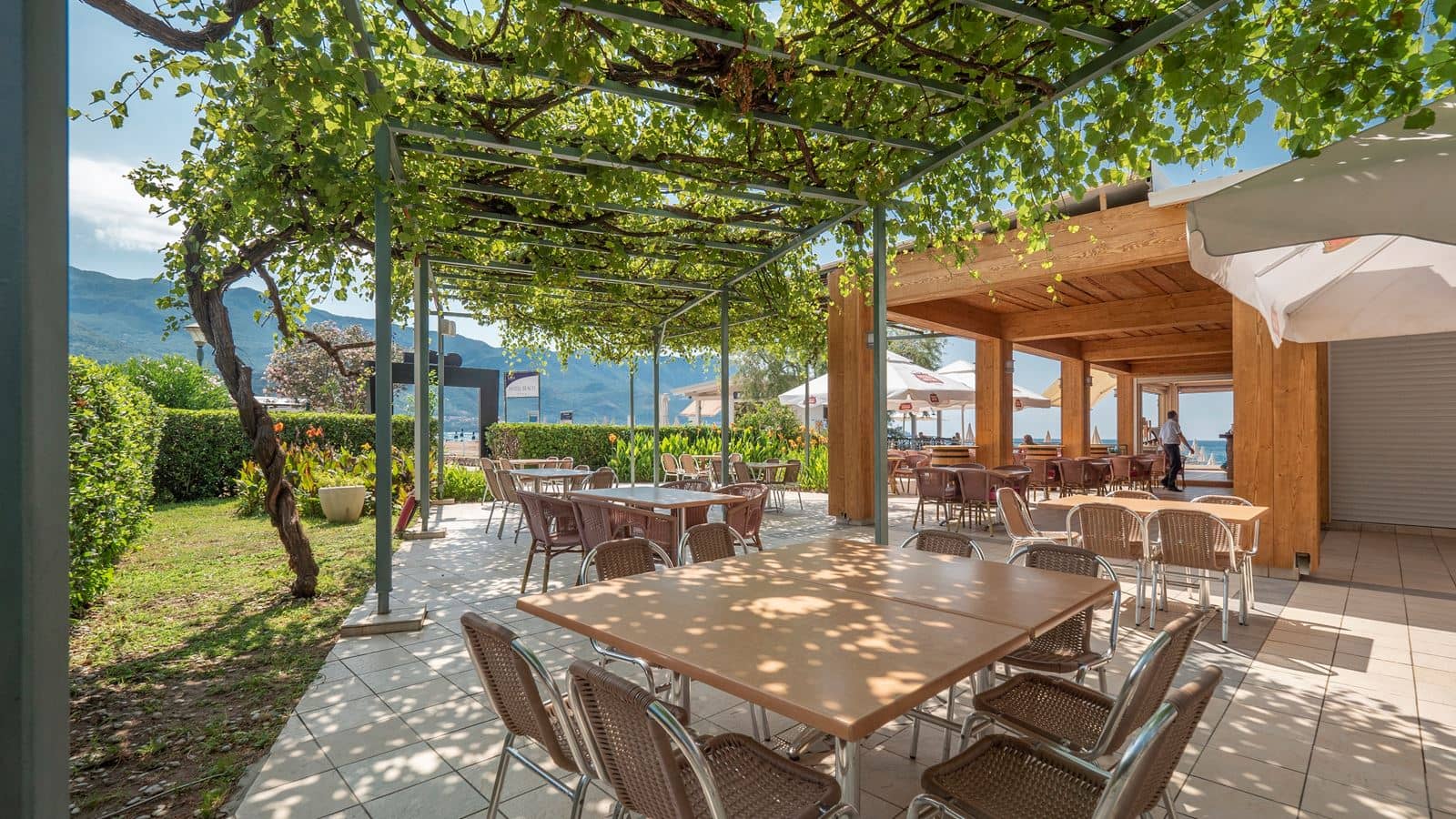 restaurants-el-gusto-beer-garden