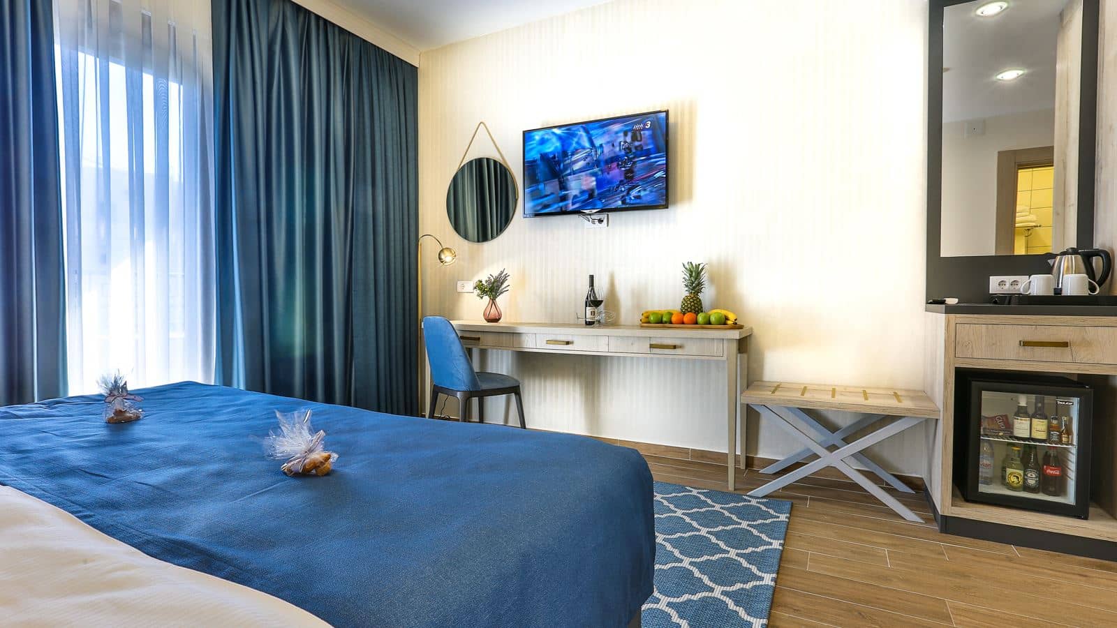 rooms-standard-double-room-pool-view