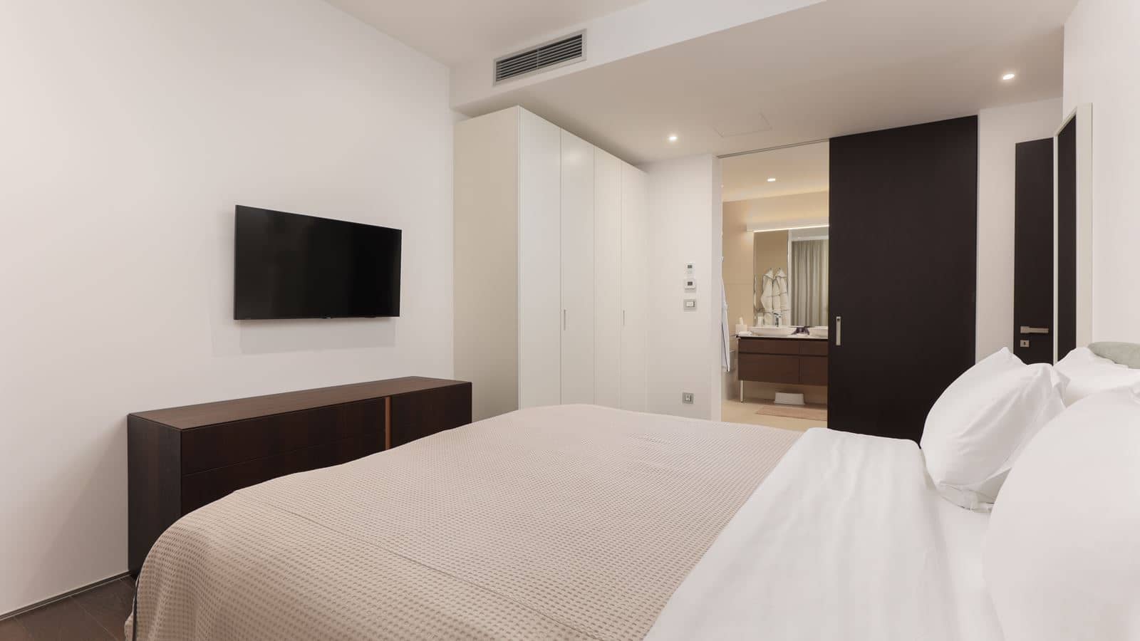 rooms-three-bedrooms-residence-sea-side-line