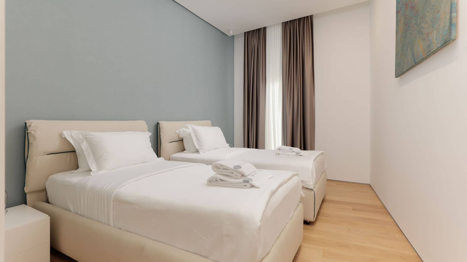 rooms-three-bedrooms-residence-garden-line