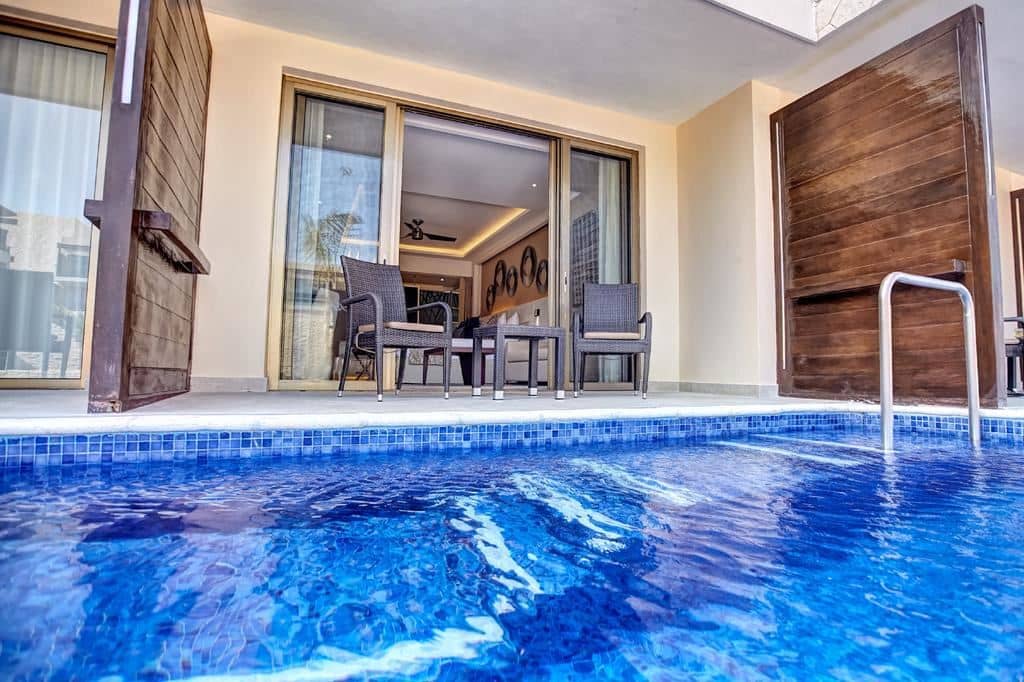 rooms-luxury-suite-swim-out