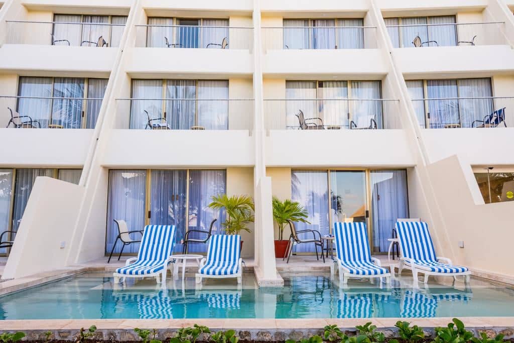 rooms-deluxe-swim-up-ocean-view