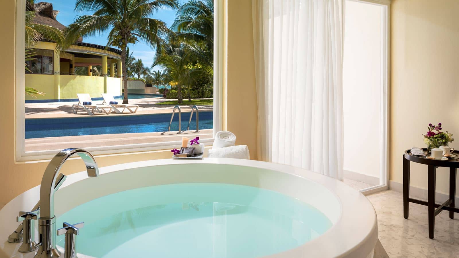rooms-luxury-walkout-suite