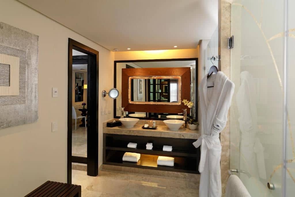 rooms-master-suite--nature-view