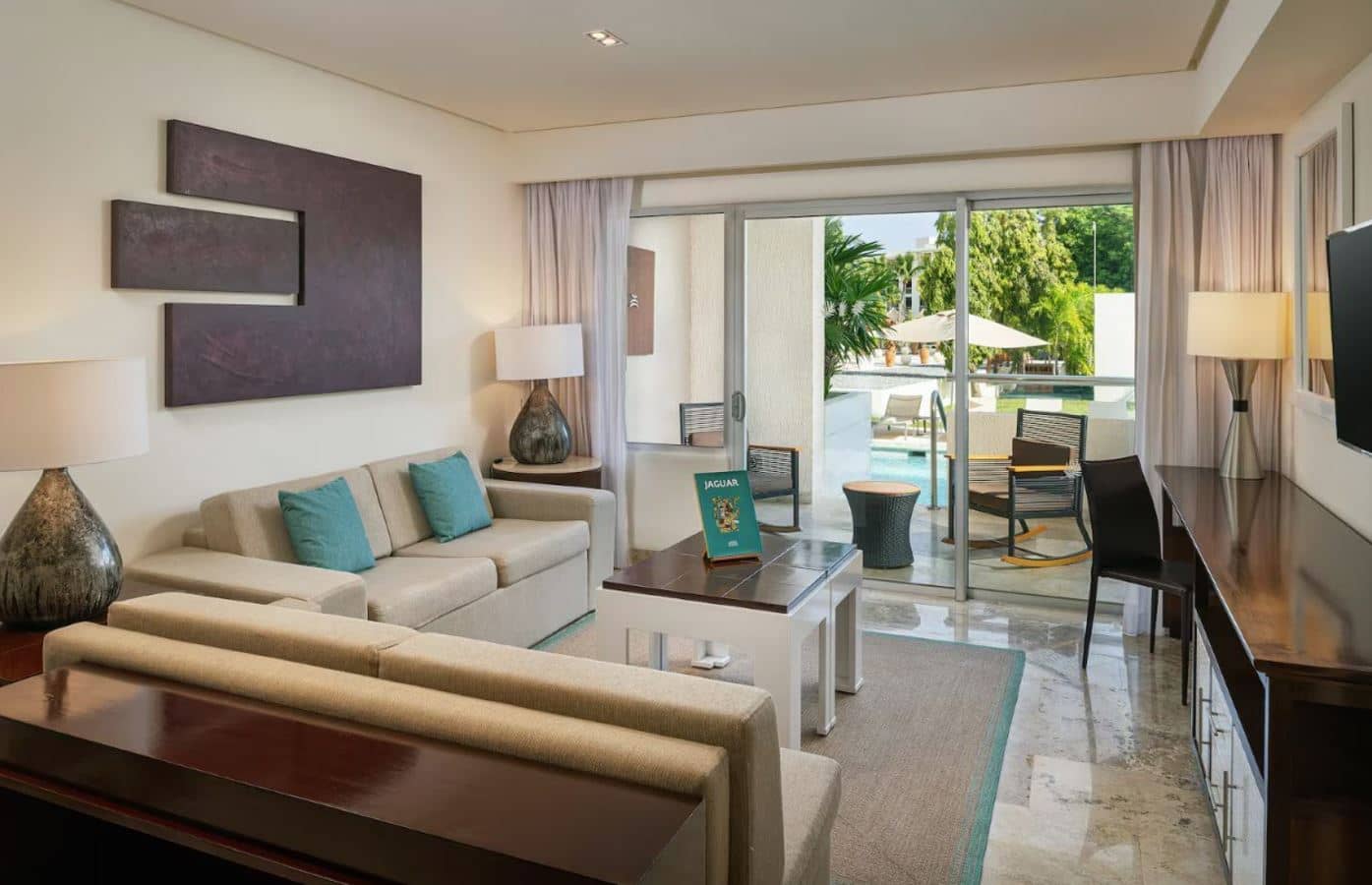 rooms-family-concierge-master-suite-swim-up