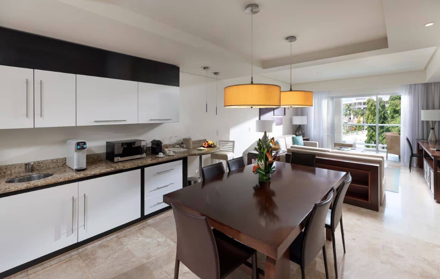 rooms-family-concierge-master-suite-nature-view