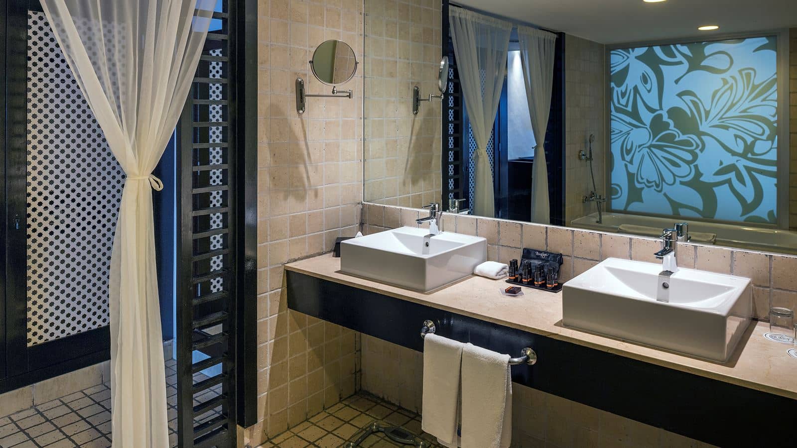 rooms-privilege-master-suite-ocean-front