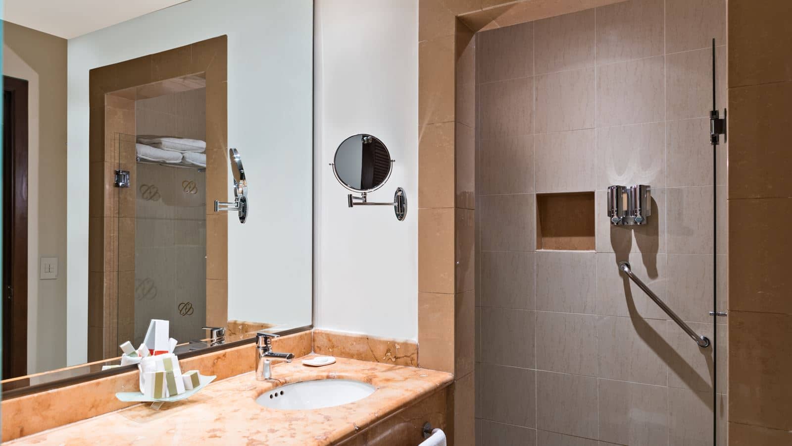 rooms-deluxe-room