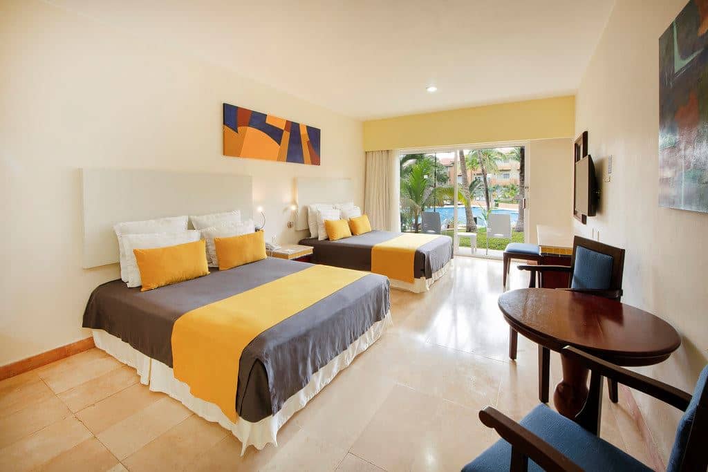 rooms-superior-room-pool-view