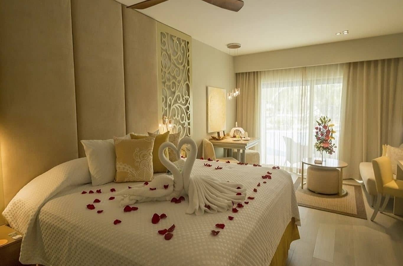 rooms-beach-front-honeymoon-suite