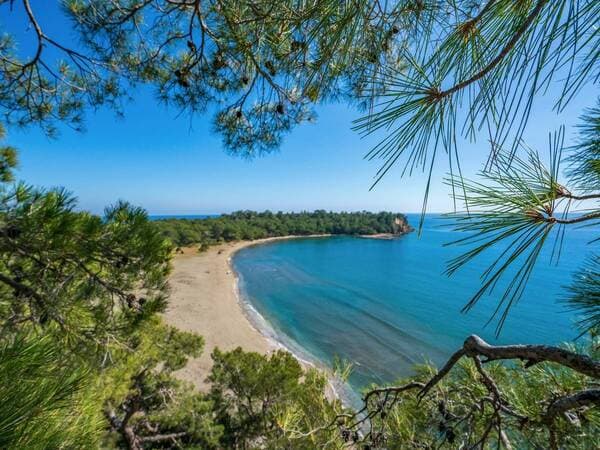 Cum ajungi la plaja Phaselis și de ce merită să o vizitezi într-o excursie de o zi?