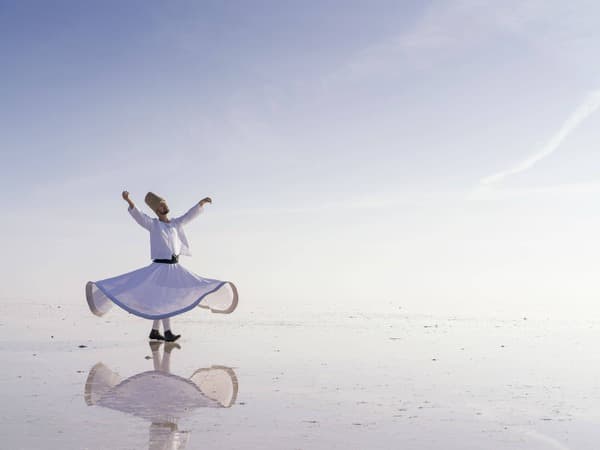 Dansul dervișilor rotitori – între spiritualitate și spectacol