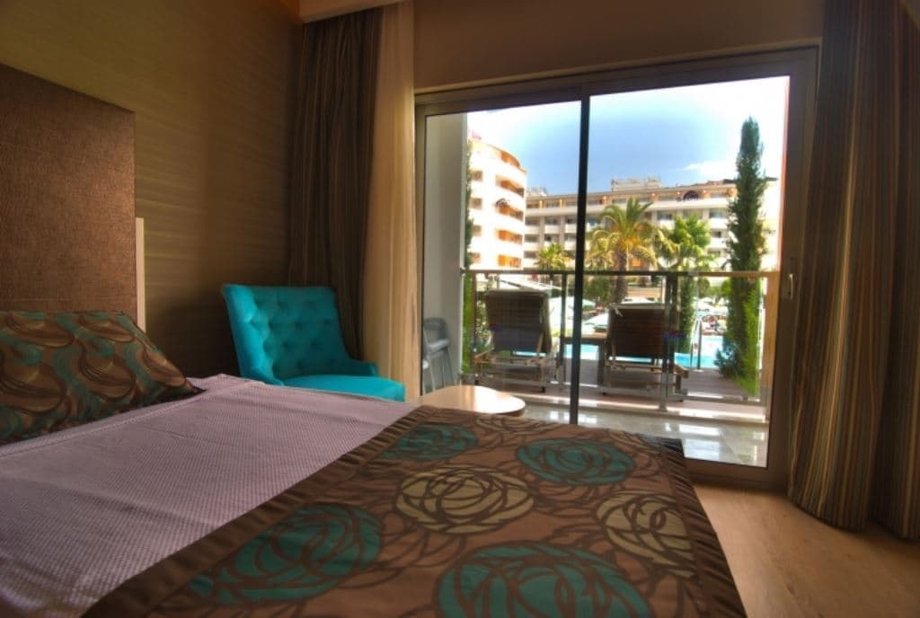 rooms-swim-up