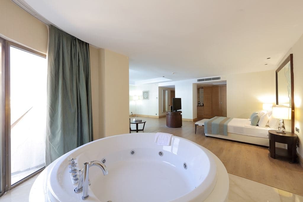 rooms-honeymoon-suite