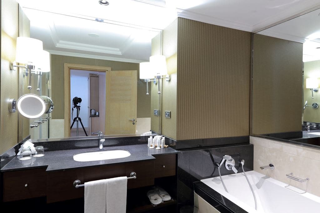 rooms-honeymoon-suite