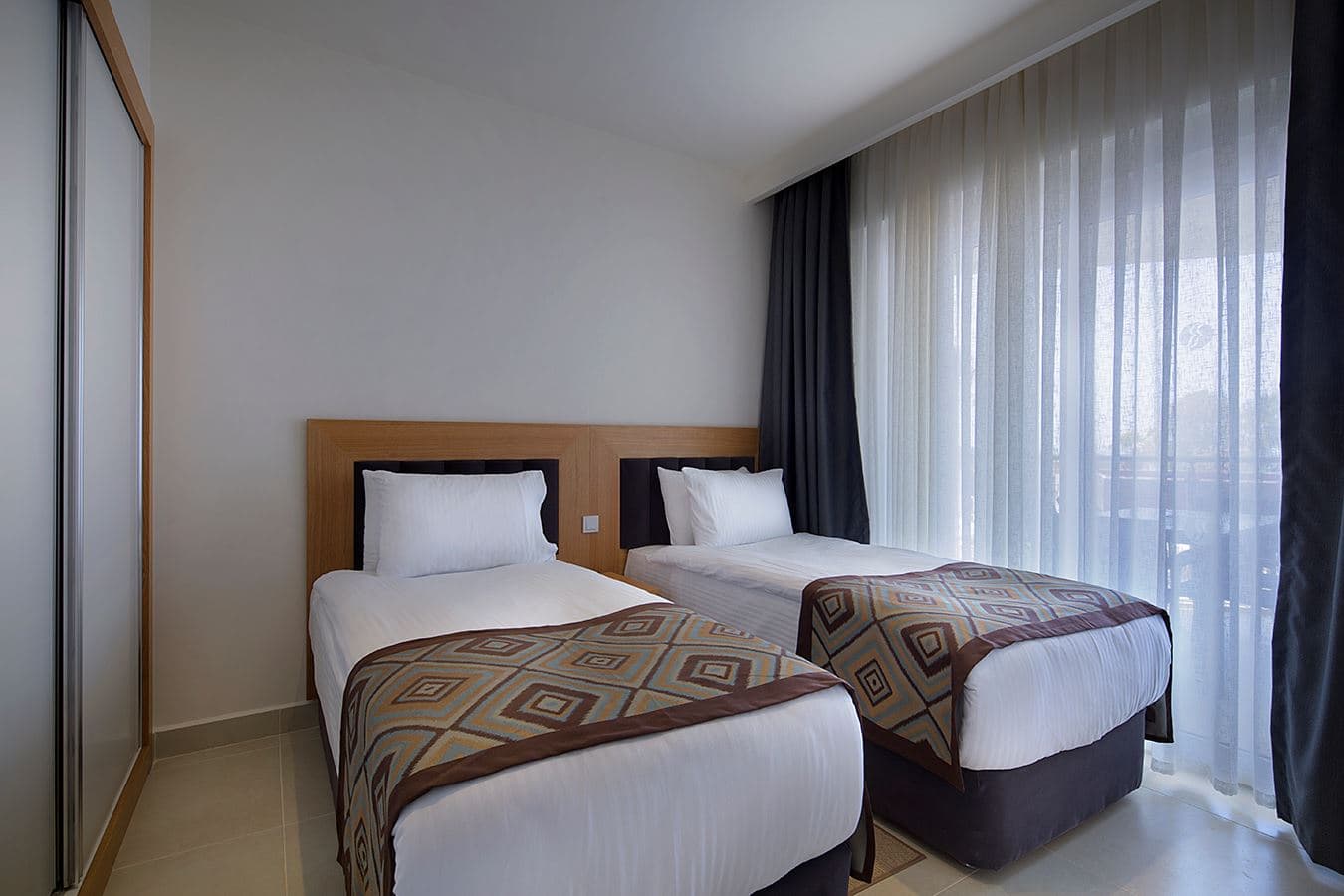 rooms-family--room-land-view
