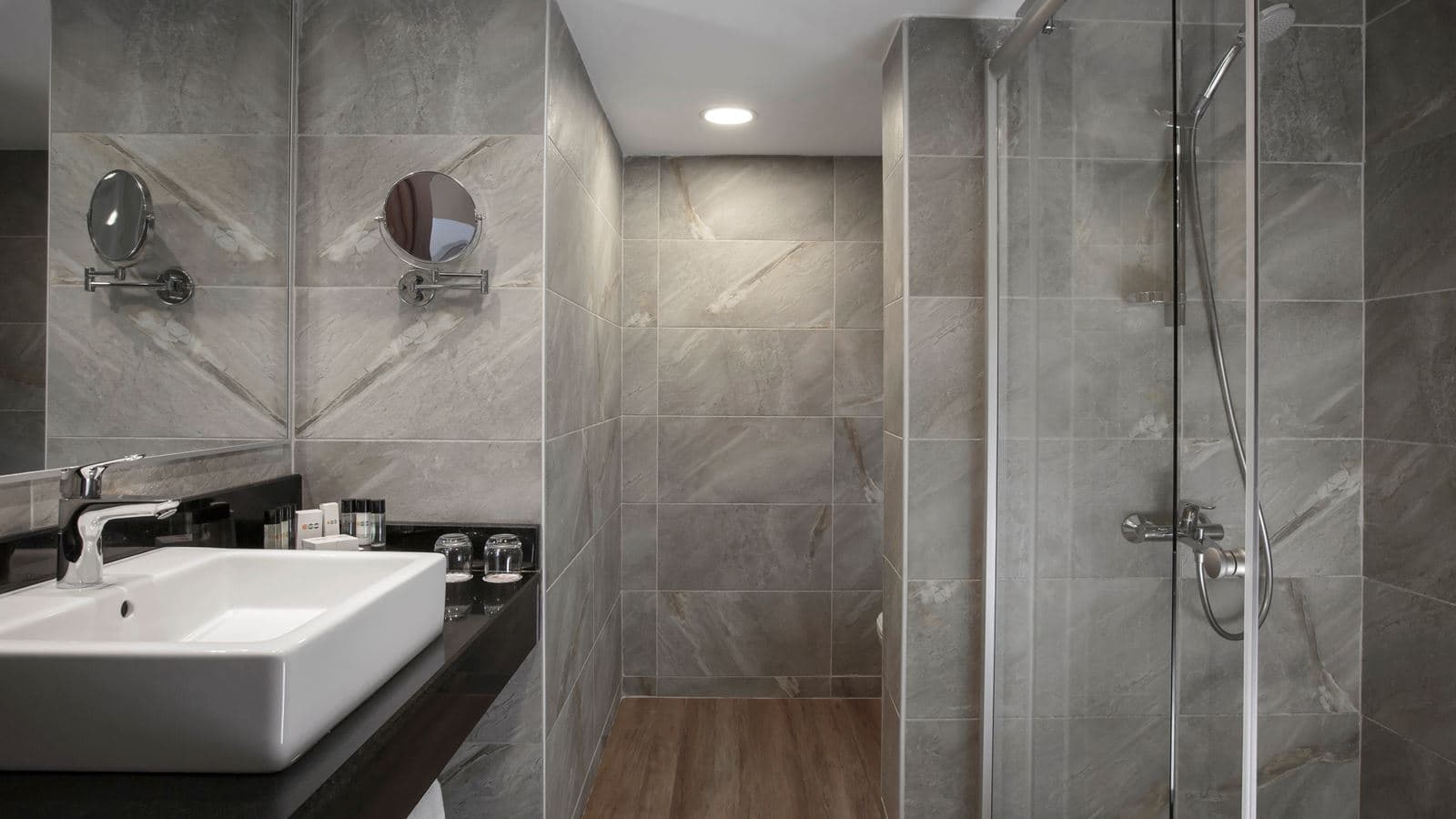 rooms-garden-suit