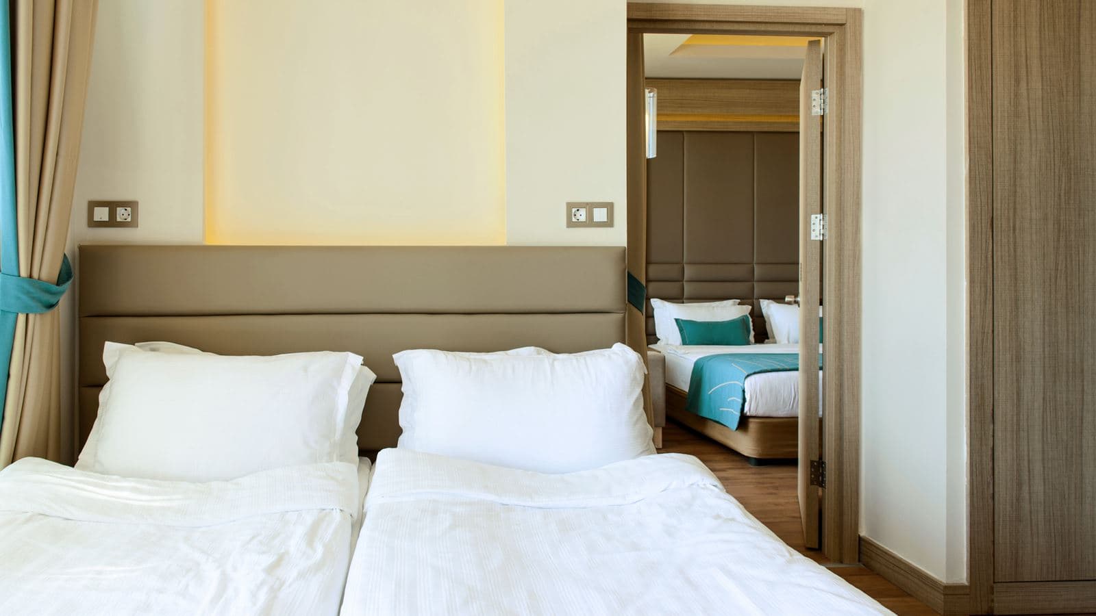 rooms-family-land
