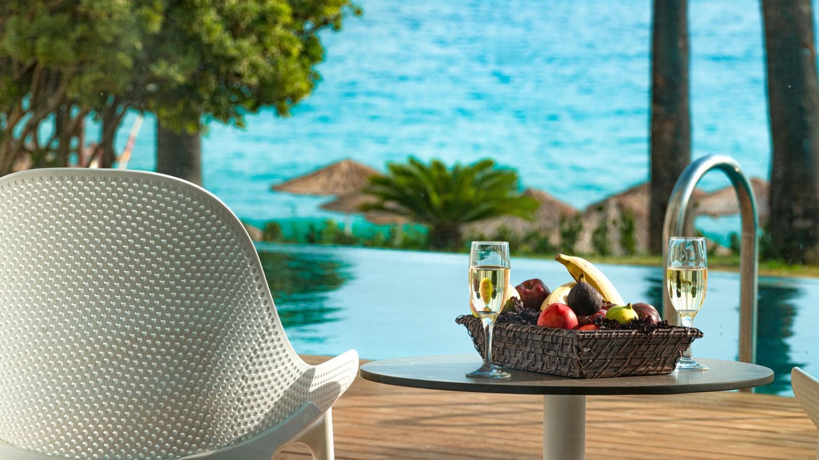 rooms-swim-up-room