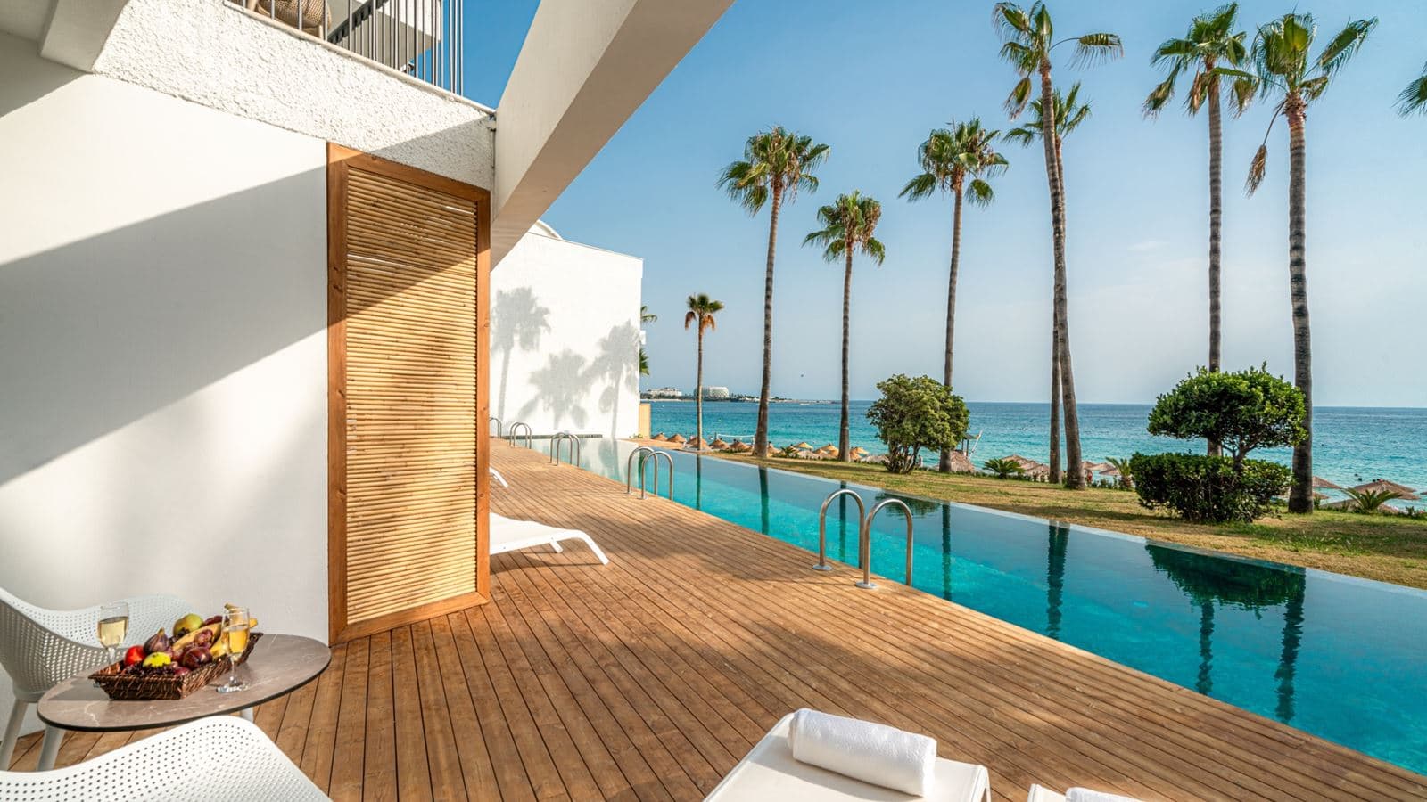 rooms-swim-up-room