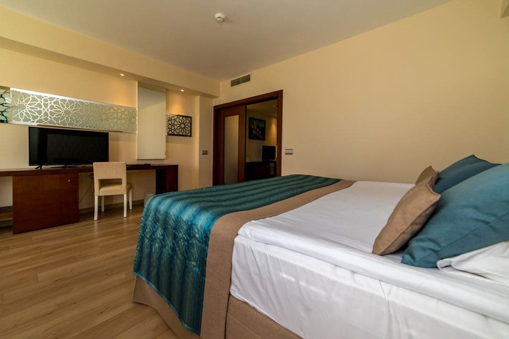 rooms-terrace-family-room