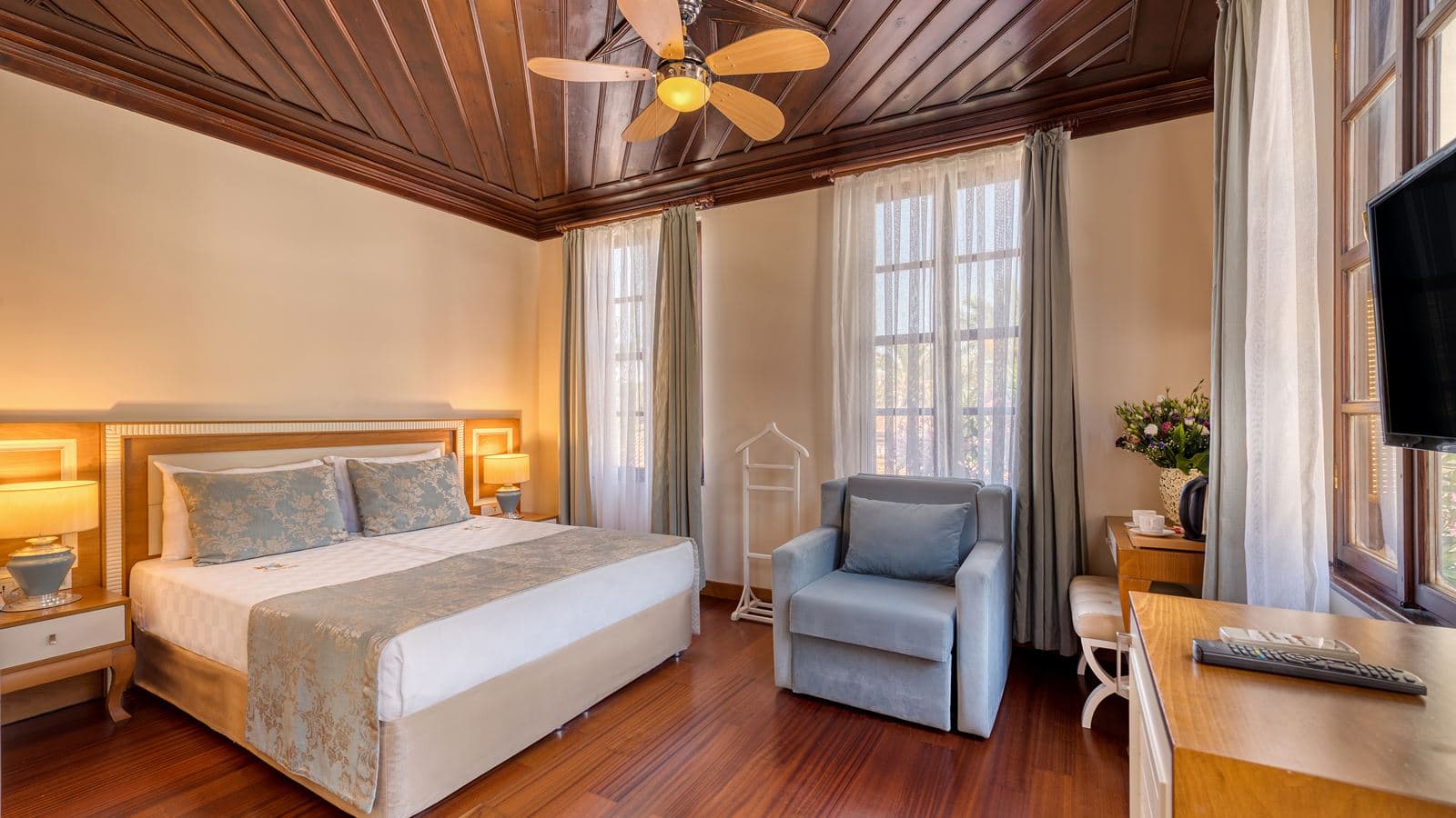 rooms-deluxe-room