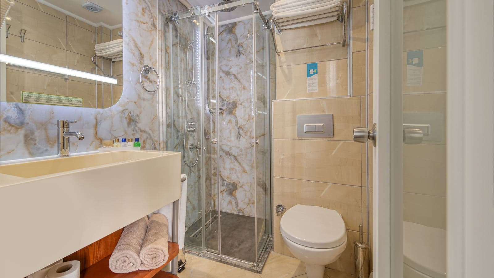 rooms-deluxe-room