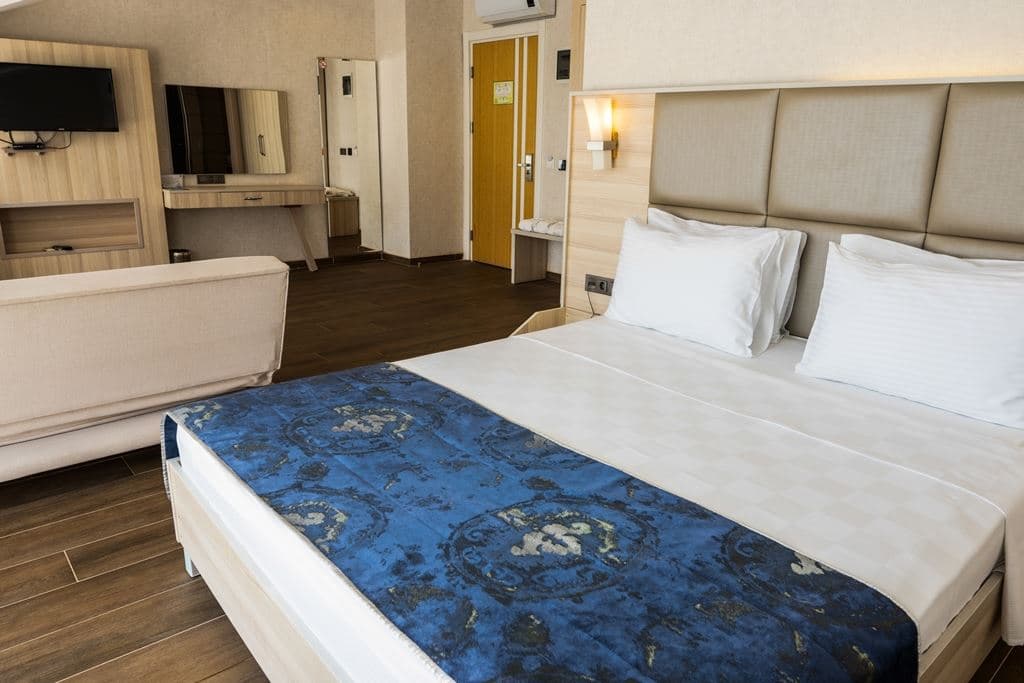 rooms-deluxe-jacuzzi-room