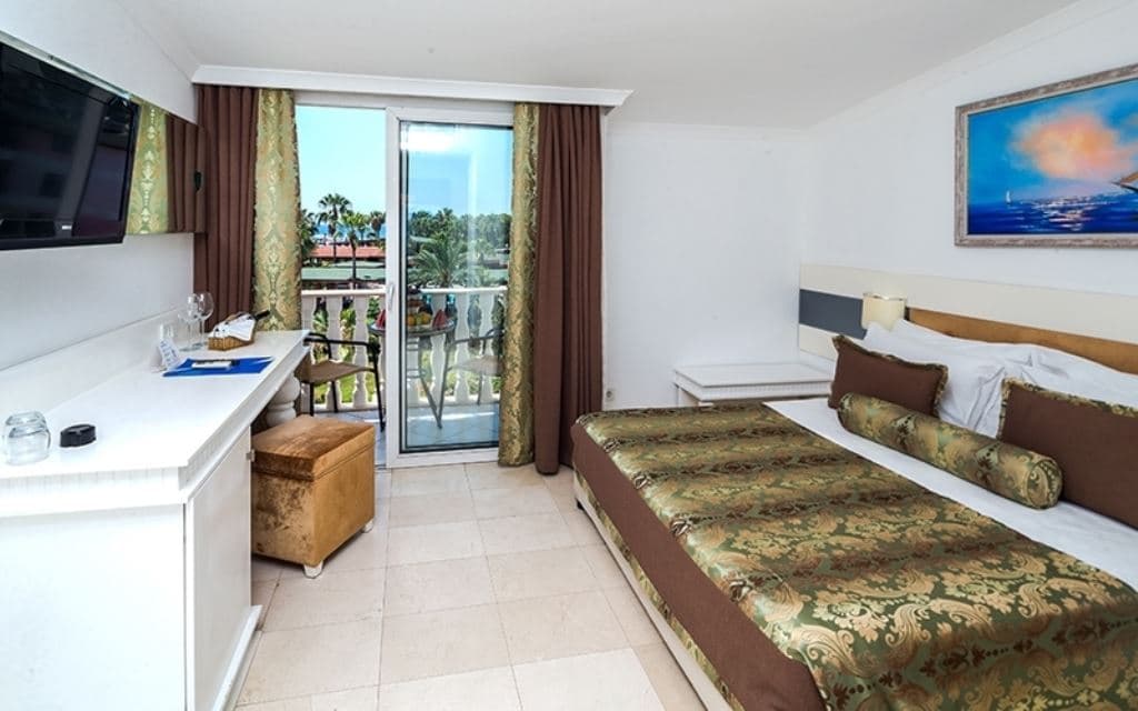 rooms-standard-room-side-sea-view