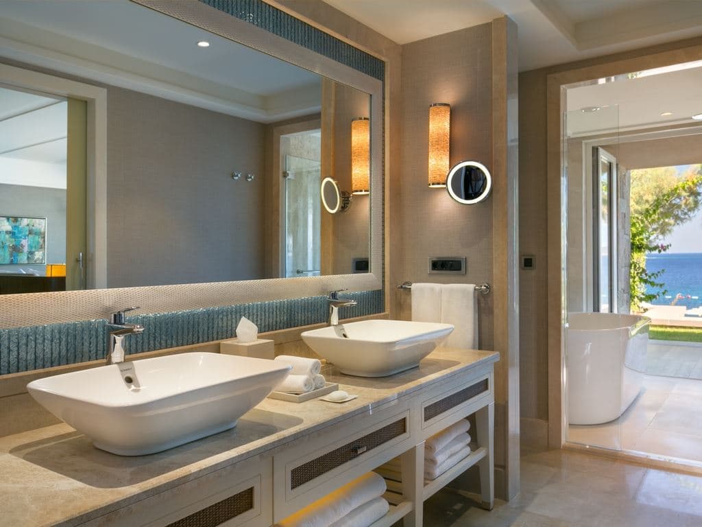 rooms-deluxe-marine-suite-sea-view-balcony