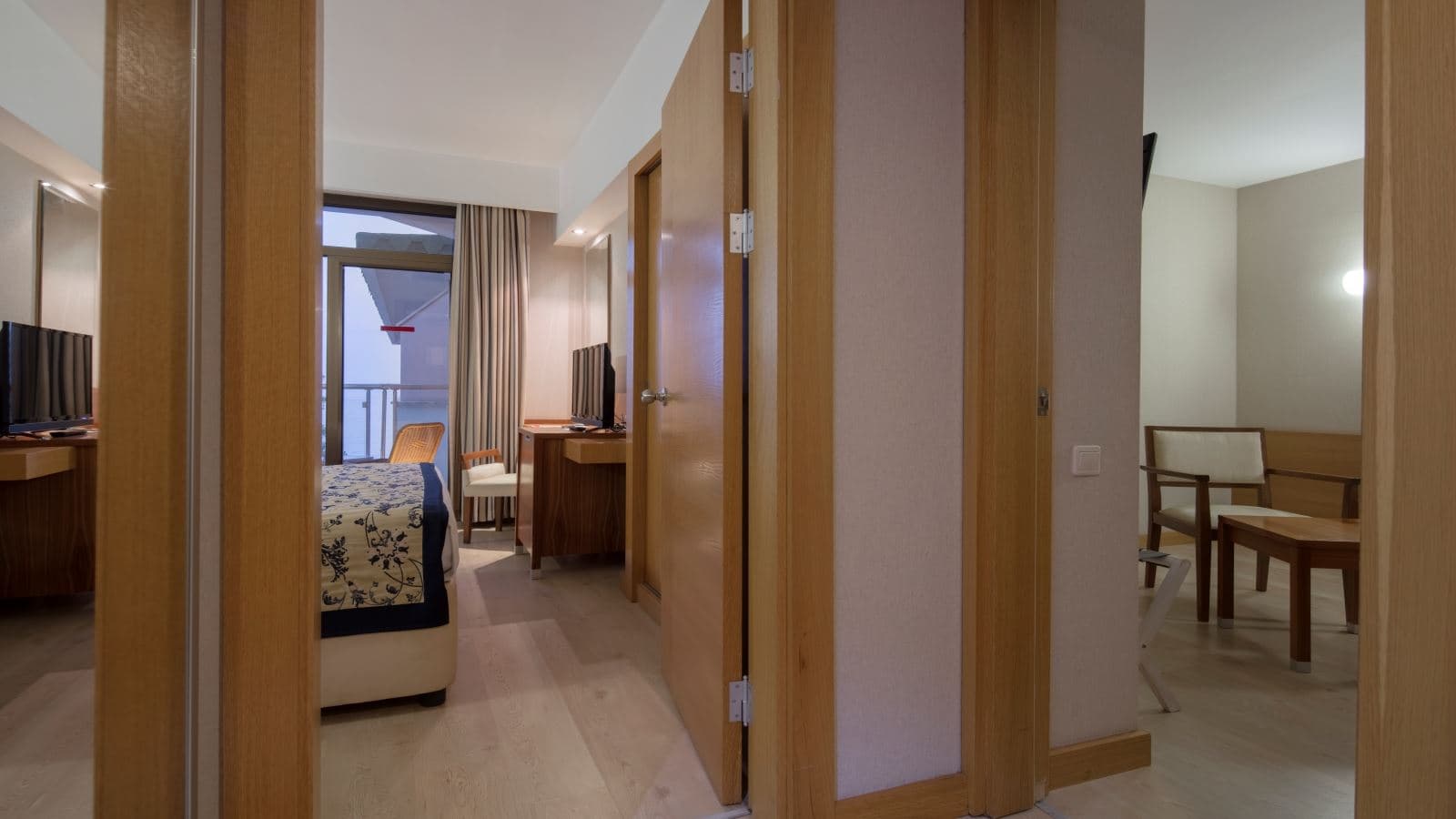 rooms-junior-suite-side-sea-view